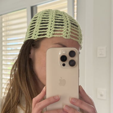 Sommermütze mit gehäkeltem grünem Pailletten-/Skull-Cap-Stil