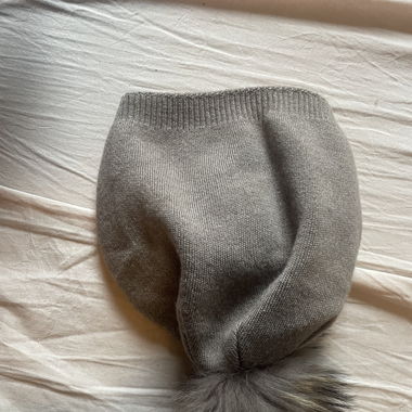 Bonnet gris avec pompon 
