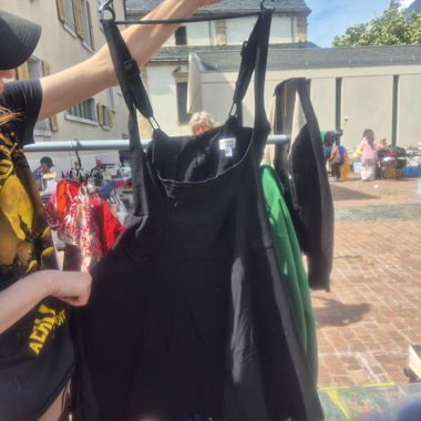 Robe jupe noir a fines bretelles
