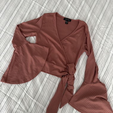 Wrap Crop Top mit weiten Ärmeln 