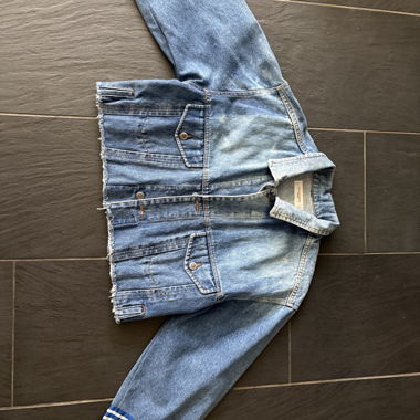 Kurze Oversize Jeansjacke mit Streifendetails