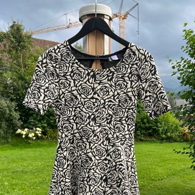 Weiss-schwarzes Kleid