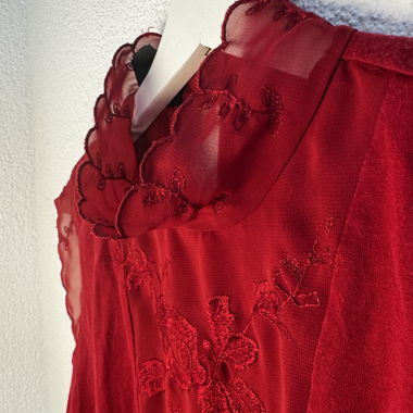 Rotes Satin-Top mit Blumenstickerei