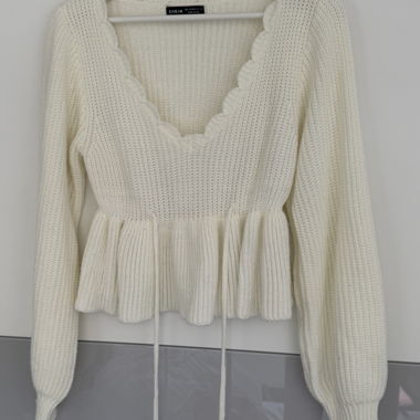 Weisser Strickpullover mit Rüschen