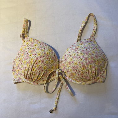 Top bikini H&M con motivo floreale
