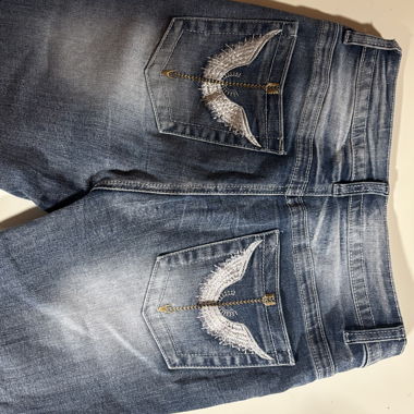 Jeans bootcut blu con ali sulle tasche posteriori