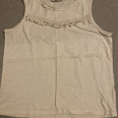 Top bianco con volant