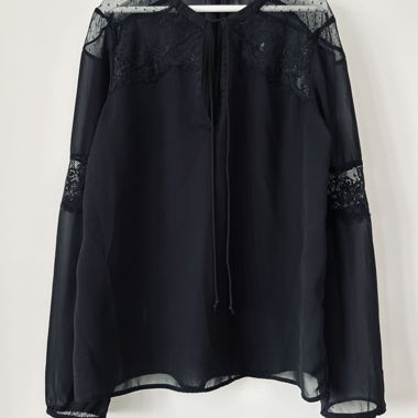 Schwarzes Top mit Spitze