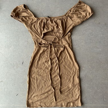 robe courte et simple avec décolleté dans le dos