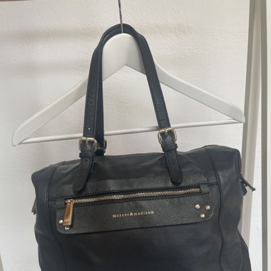Schwarze Tasche aus Leder