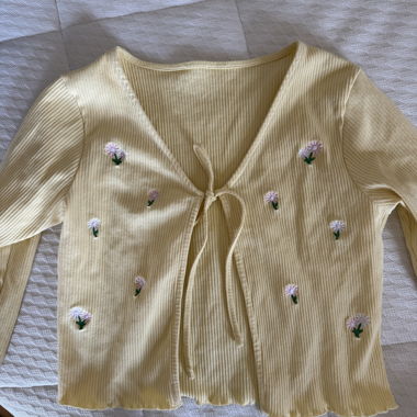 Veste en maille jaune froncée