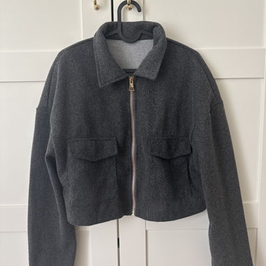 Grey short jacket with zipper