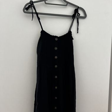 Schwarzes Kleid