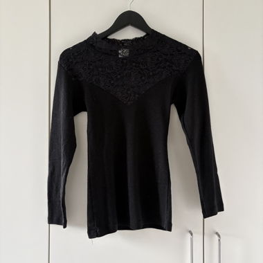 Haut noir en dentelle