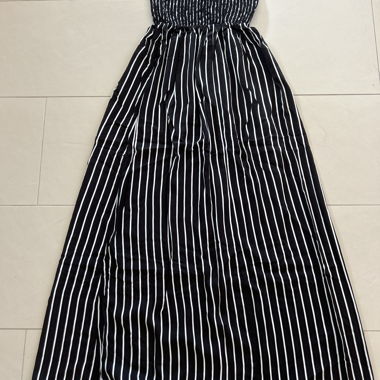 Langer schwarzer gestreifter Kleid