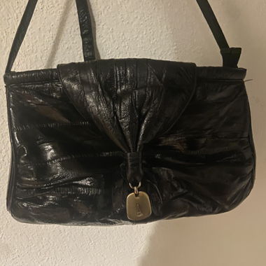 Schwarze Schultertasche mit goldener Schnalle