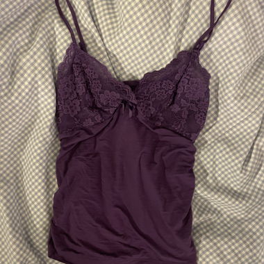 Top en dentelle violet à bretelles spaghetti