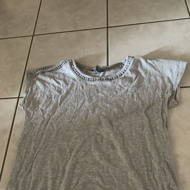 T-shirt gris avec détails aux manches et au col 