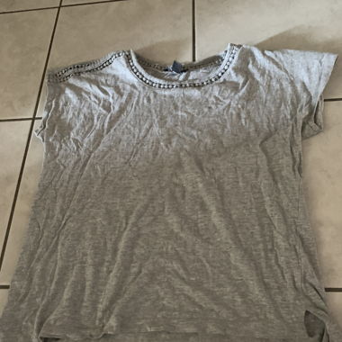T-shirt gris avec détails aux manches et au col 