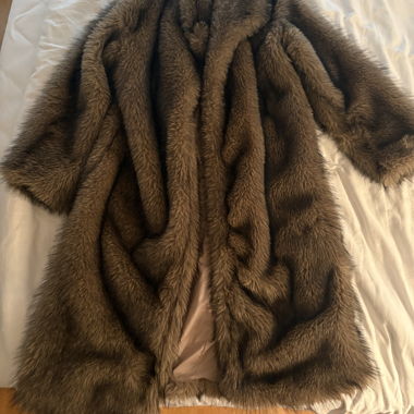 Longue veste en fausse fourrure 