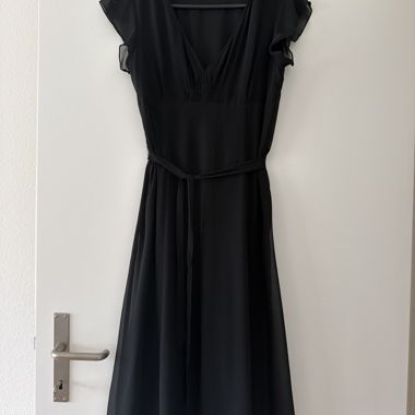 Robe noire avec ceinture