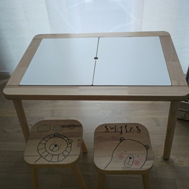 Table d’enfant avec 2 bacs et 2 bancs