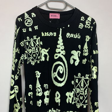 Schwarzes Shirt mit Leuchtaufdruck Grösse S