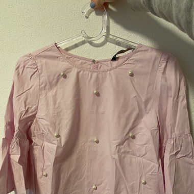 Rosa Bluse mit Perlen