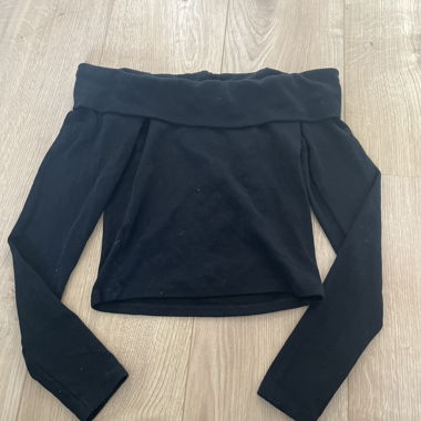 Top nero con spalle scoperte