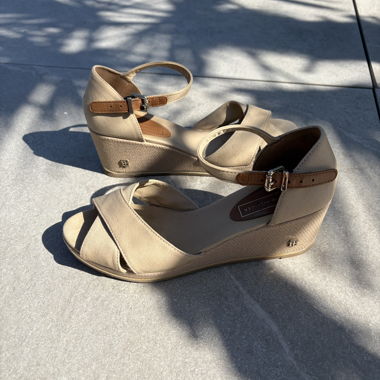 Sandali con zeppa beige