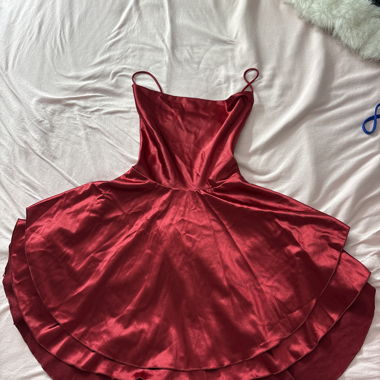 Robe en satin rouge à bretelles spaghetti