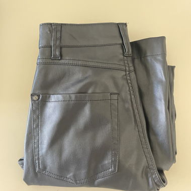 Bershka schwarze Kunstlederhose