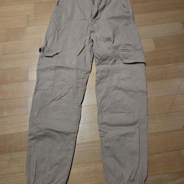 Beige Cargohose mit elastischen Bündchen