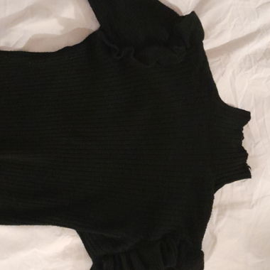 pull côtelé noir à volants