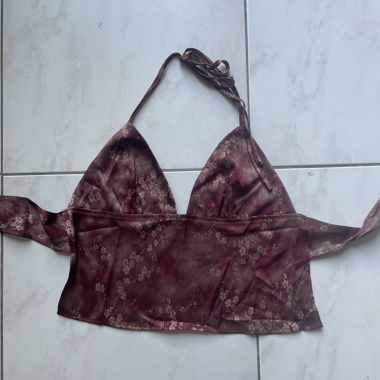 Bordeauxfarbenes Satin-Haltertop