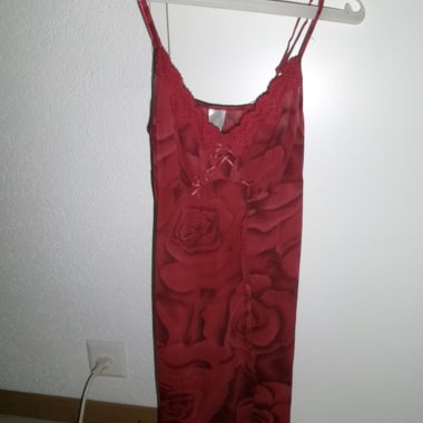 Nuisette rouge a fleurs