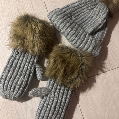 Set di muffole e berretto