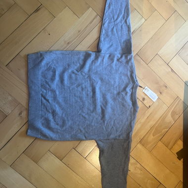Grauer Pullover mit Herz