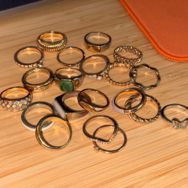 Set di anelli dorati assortiti