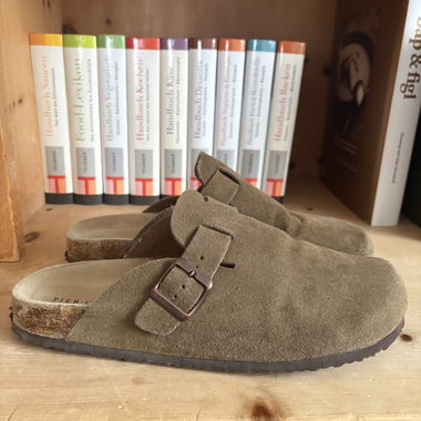 Braune Clogs mit Schnalle