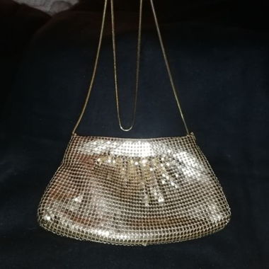 Goldene Mesh-Umhaengetasche