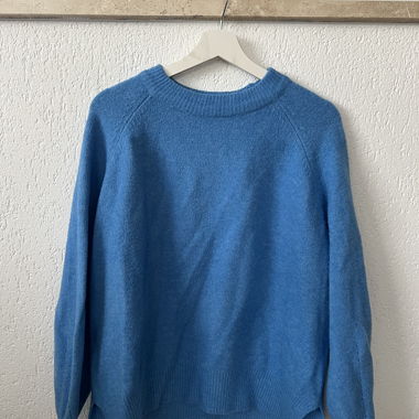 Blauer Strickpullover