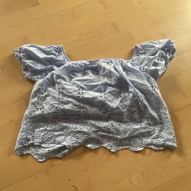 Blaue Lochstickerei-Bluse
