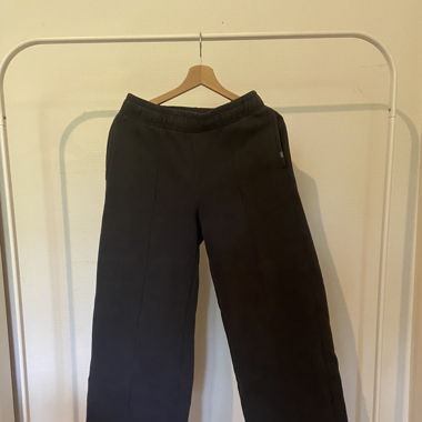 dark grey sweatpants 