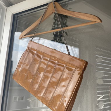 Lackierte Schultertasche