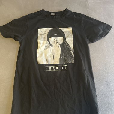 T-shirt noir avec imprimé «Fuck It»