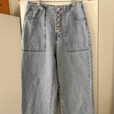 Jeans a gamba dritta corta con bottoni