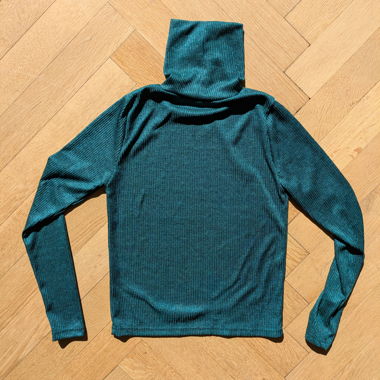 Pull léger col roulé côtelé vert métallisé