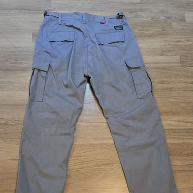 Graue Levis Hose