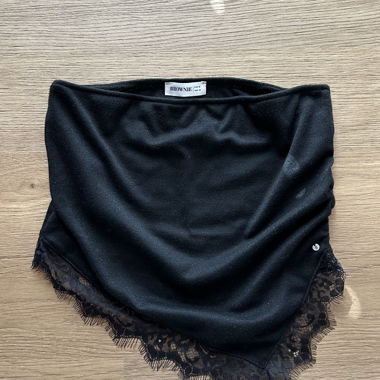 Haut en dentelle noire